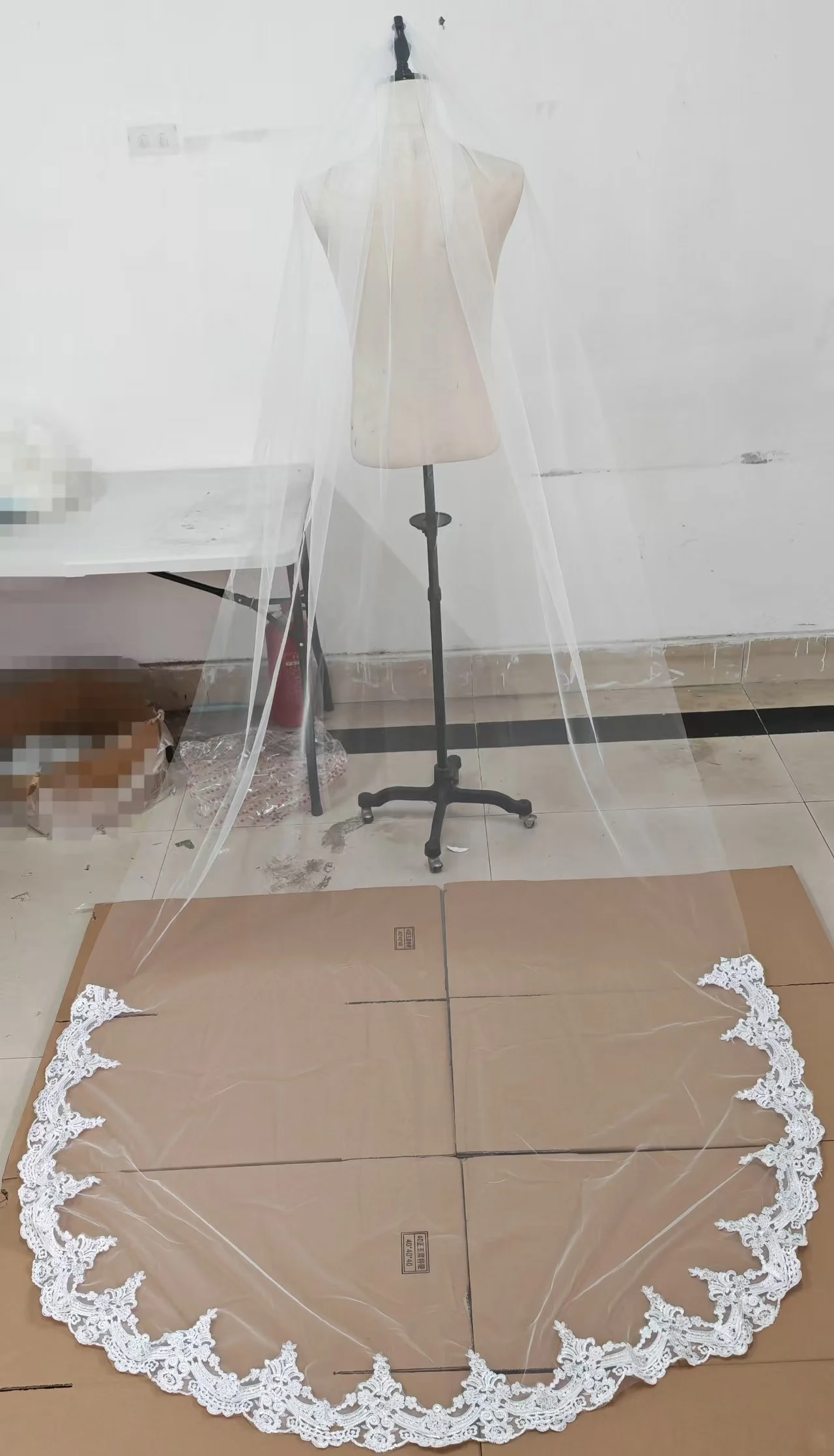 Hot Sale Elegant Flower Lace Edged Appliques Veil with Comb 1 Tier Veil 3mx1.5m Long Cathedral Length Weding Bride Accessories