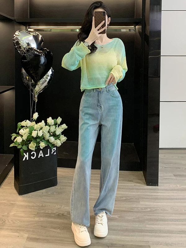 

Модный комплект из двух предметов: топ с длинными рукавами и вырезами и джинсы с широкими штанинами, весна 2026, трендовый образ для ранней весны