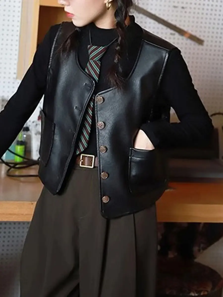 เสื้อกั๊กหนัง PU สไตล์อเมริกันสำหรับผู้หญิง รุ่นใหม่ปี 2025 แฟชั่นเสื้อคลุมตัวนอก กระโปรงซ้อน ทรงเข้ารูป ตกแต่งกระดุม สำหรับฤดูใบไม้ร่วง