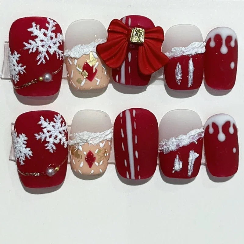 10 Uds. De uñas postizas navideñas de color rojo encantador, lazo de copo de nieve en relieve, uñas postizas desmontables, punta de manicura de cobertura completa cuadrada corta