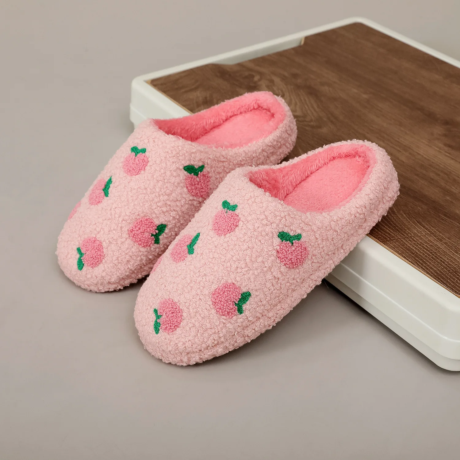 Zapatillas peludas cómodas de suela blanda para el hogar de felpa de fruta bordada de melocotón rosa, la primera opción para regalos, zapatos cómodos