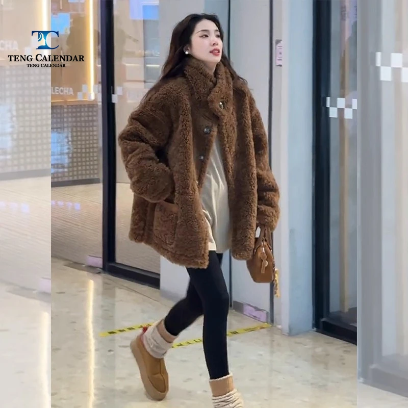 

Fashionable coffee colored synthetic wool fur, stand up collar medium thick coat, 2025 autumn and winter women's new style
