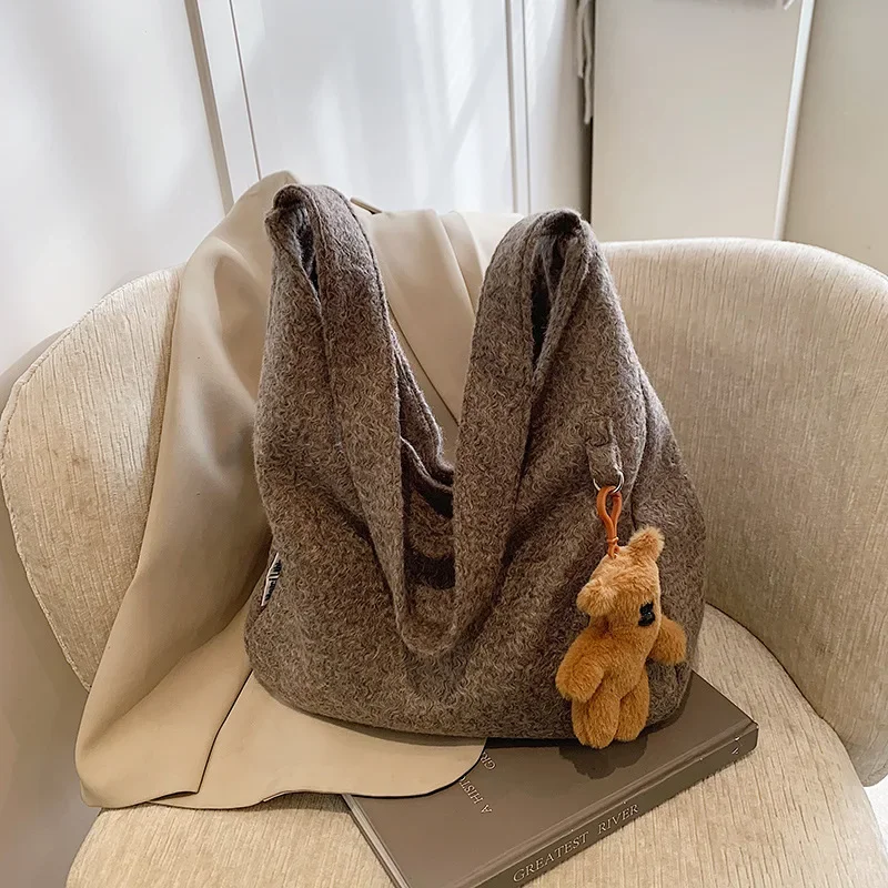 Borsa tote alla moda versatile autunno e inverno Borsa a tracolla di grande capacità con ciondolo orso e temperamento