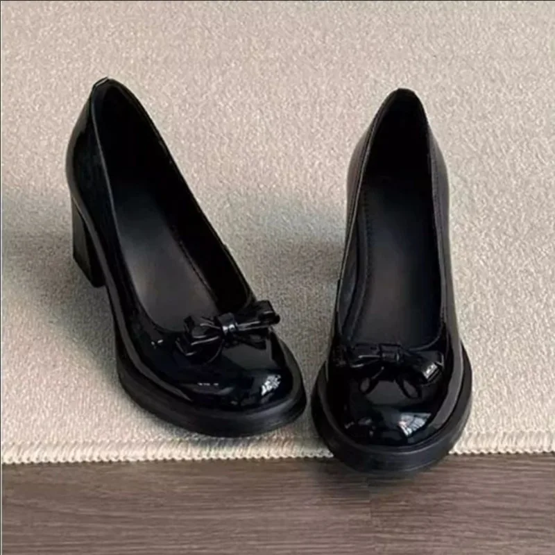 2026 Vintage Schleifen-Slipper aus Lackleder mit leichtem Schaft für Damen, Blockabsatz, vielseitig, für breite Füße, einzelne High Heels