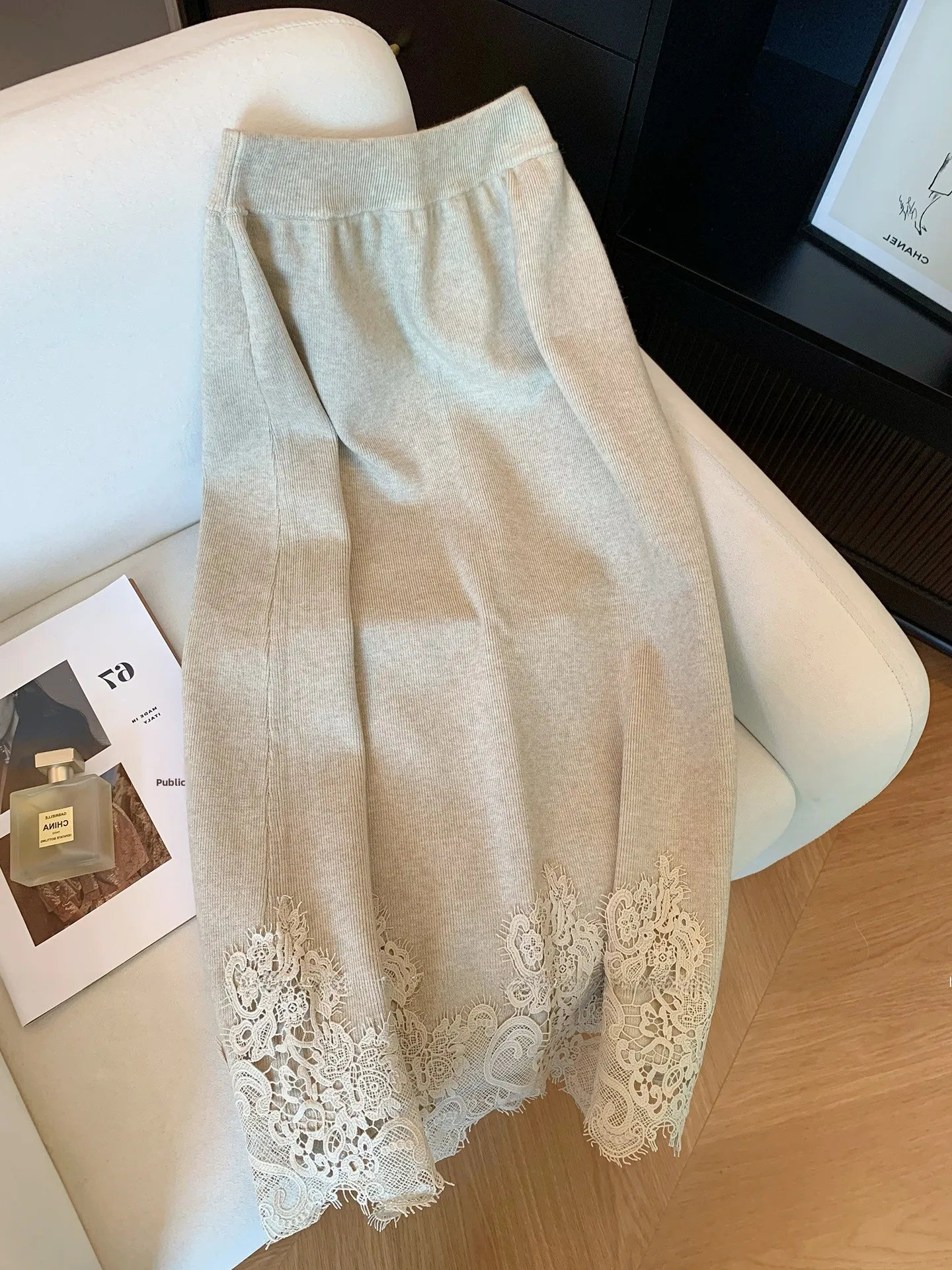 กระโปรงทรงเอ ผ้าถักลายลูกไม้ แต่งผ้าปะติด ทรงเข้ารูป เอวสูง ยาว แฟชั่นผู้หญิง ฤดูใบไม้ร่วง 2025 สไตล์เรียบหรู ดูดี เหมาะสำหรับใส่ทำงาน