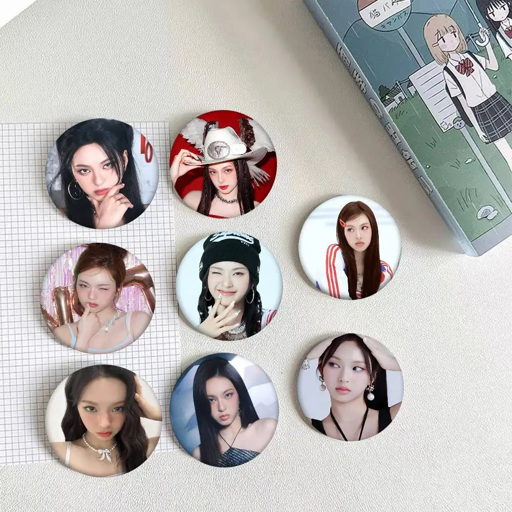 Koreanischer Idol-Sänger CHIQUITA Rundes Abzeichen Kreative Brosche Kleidung Rucksack Accessoires Anstecknadel
