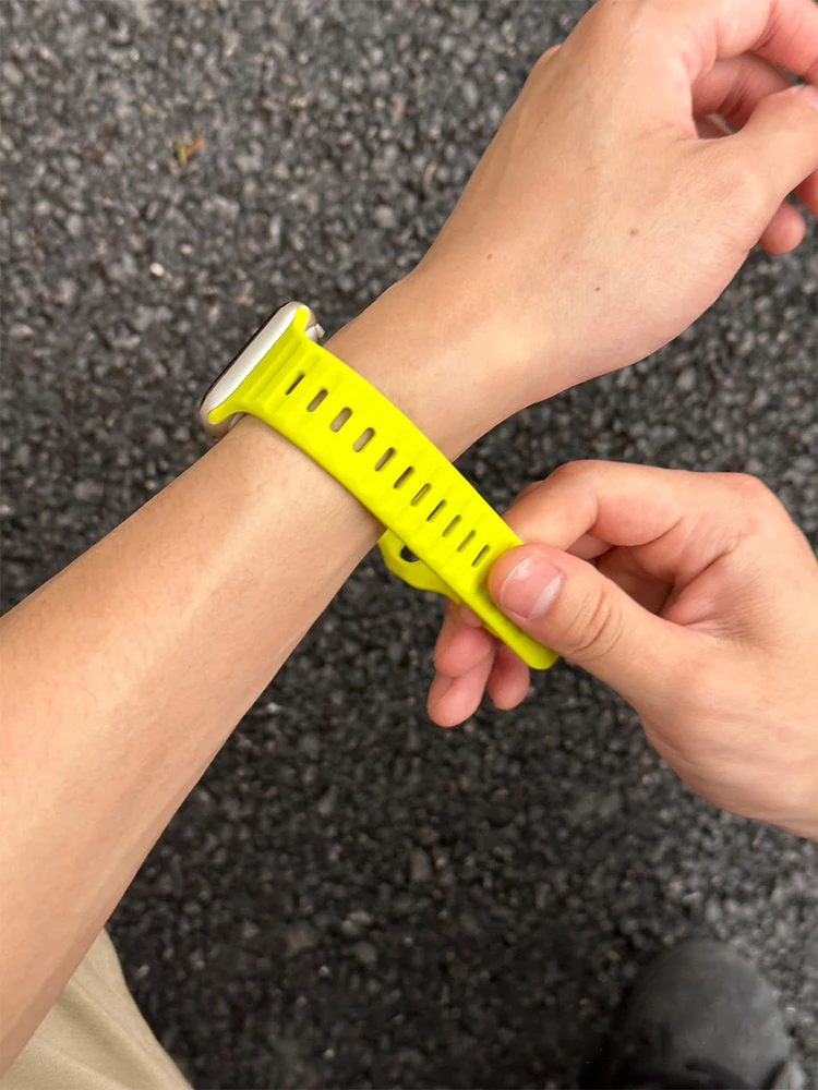 Silicone band for Apple Watch ultra 2 Series 9 8 7 6 SE 54321 strap for iWatch 41 45 49mm breathable pin-and-tuck closure