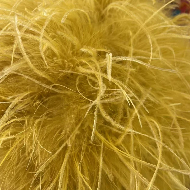 Neuestes Design eines Kleides aus 100% natürlichen Straußenfedern, mehrfach geschwungenes Design, durchsichtiges rückenfreies Kleid, sexy Damenkleid. – Detail 13