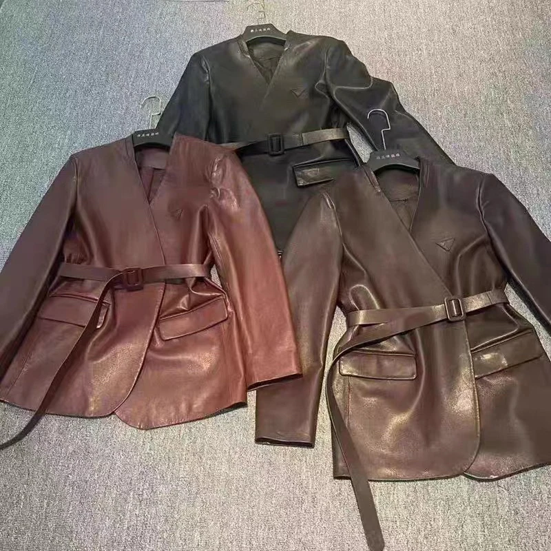 Giacca in vera pelle bordeaux da donna in pelle di pecora conciata al vegetale con scollo a V cintura chiusura in vita cappotto da abito di media lunghezza slim fit Chaqueta