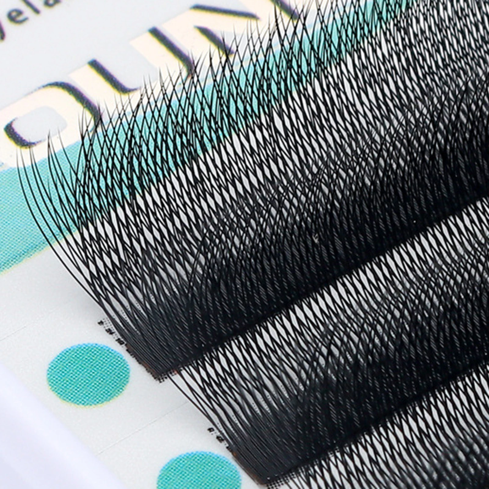 ขนตาปลอมแบบสองชั้นนุ่ม รูปทรง YY ขนาด 0.07 มม. งอน B+C ให้ความหนาและฟูเป็นธรรมชาติ เหมาะสำหรับการแต่งหน้าแบบธรรมชาติในชีวิตประจำวัน