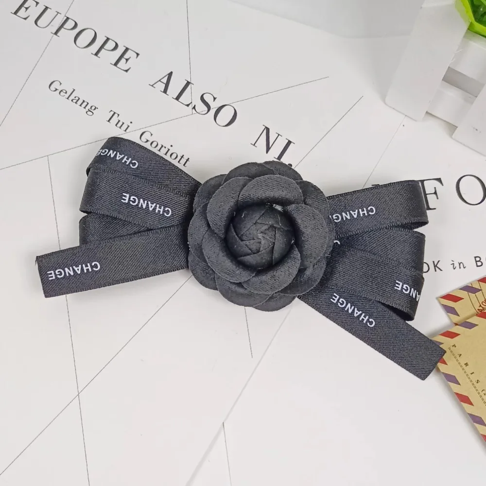 الكورية النسيج زهرة الكاميليا بروش دبوس للنساء أنيقة القوس قميص طوق دبابيس الملابس الزخرفية هدايا حفلات الزفاف مجوهرات