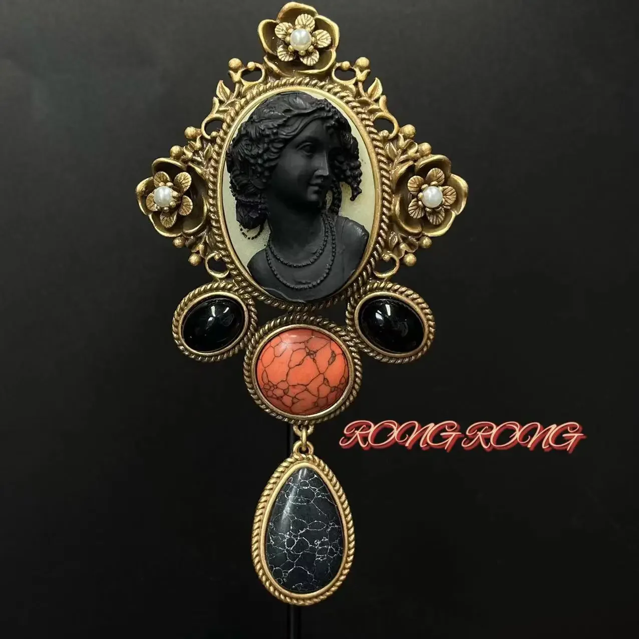 

European and American Medieval Court Style Figures Three-dimensional Retro Elegant Embossed Coats Coats Versatile Brooch