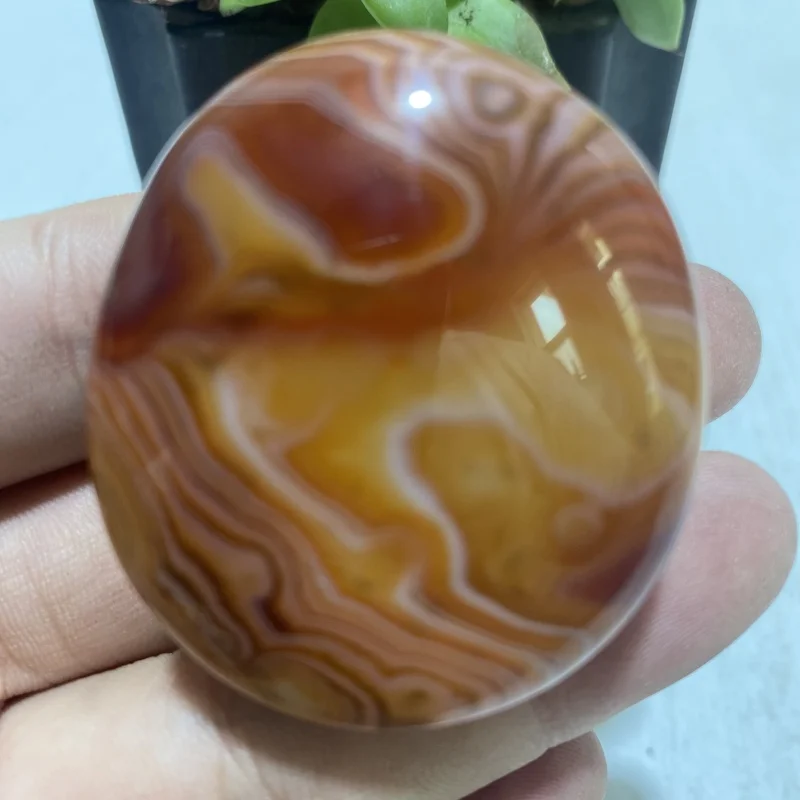 Ручной кусок из натурального атласного агата Spar: нитки, сотканные природой, возрастная текстура, текущая между пальцами.