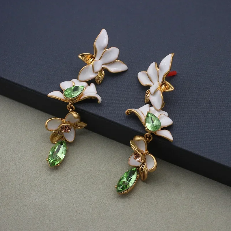 

2025 New White Enamel Flower Earrings Copper Plated 24K Gold Retro Female Green Earrings
