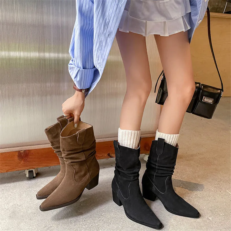

Новые осенне-зимние женские ботинки из коровьей замши, женские ботинки до середины икры, модные ботинки с острым носком, рыцарские сапоги ручной работы на высоком каблуке