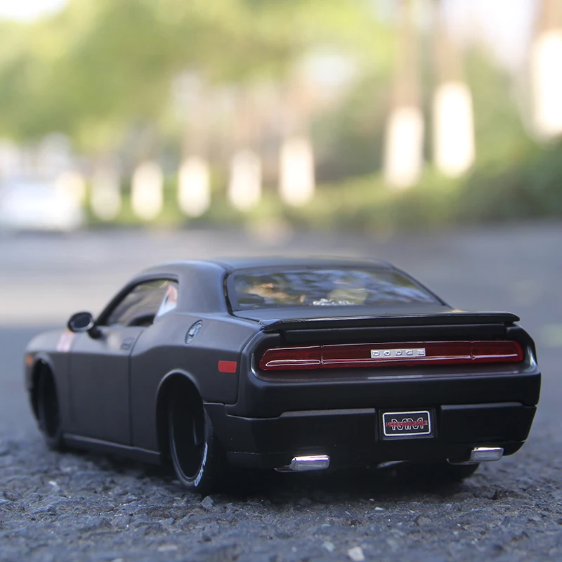 Maisto 1:24 Dodge Challenger SRT 2008 modello di auto sportiva in lega Die Cast Vehicles Toys Diecast Voiture Gift Collection