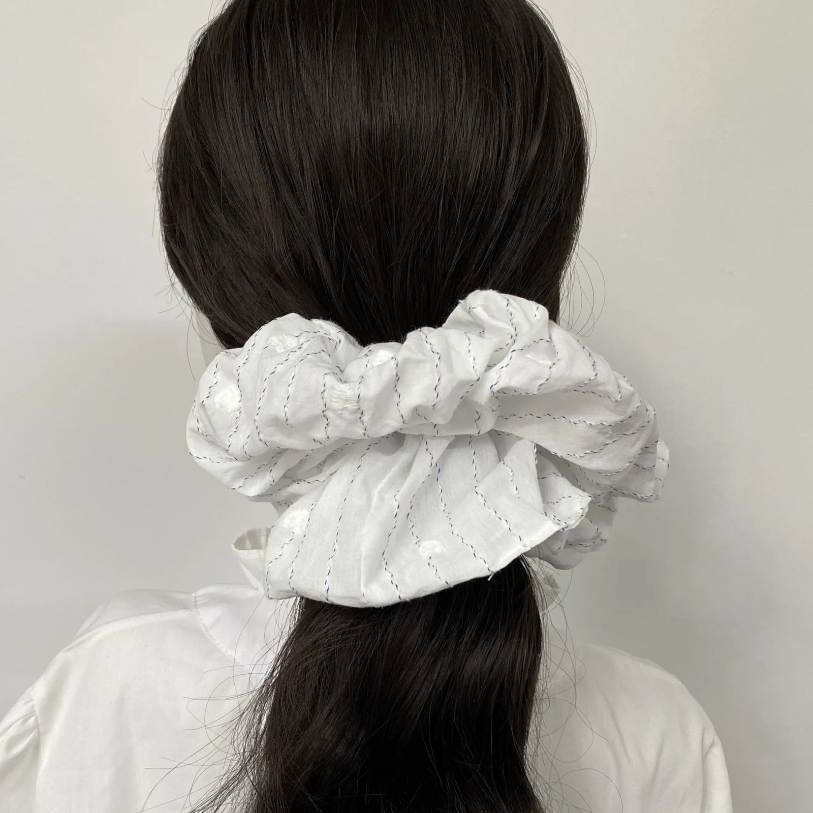 1 x weiß gestreifter Haargummi, minimalistischer Haargummi aus Baumwolle, elegantes Haar-Accessoire für Frauen