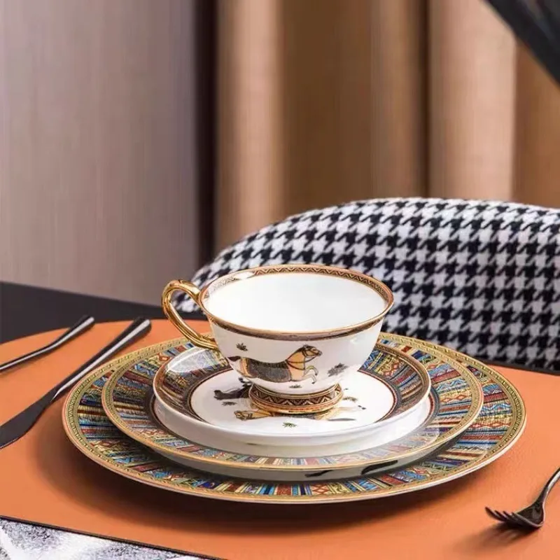 

Высококачественный чайный сервиз из костяного фарфора с кофейными чашками и блюдцами с рисунком Warhorse для перемещения друзей в подарок