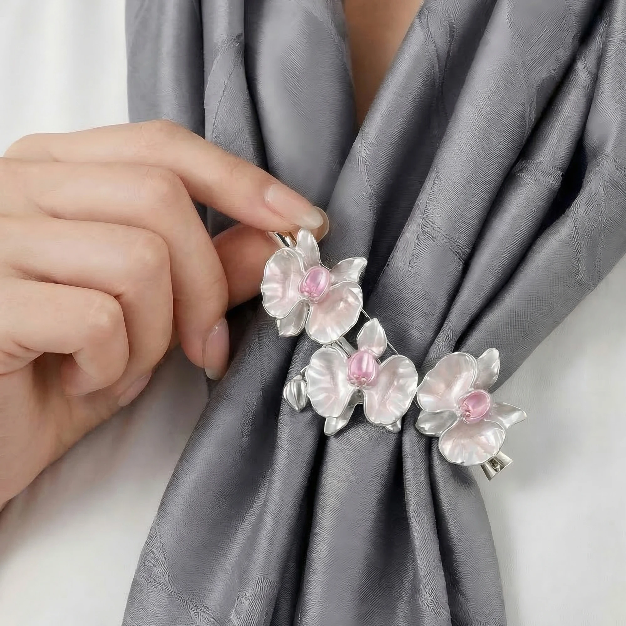 Elegant Rhinestone Iris Brooches for Women Enamel Plant Phalaenopsis Orchid Office Party Friend New Gifts Jewelry Accessories