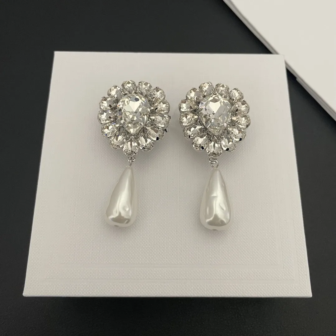 

Fashion crystal flower pearl pendant ear clip