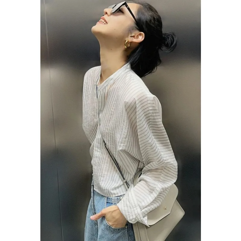 قميص مخطط أبيض فرنسي للنساء للخريف، قميص قصير بياقة واقفة للحماية من الشمس، تصميم أنيق عالي الجودة بأكمام طويلة