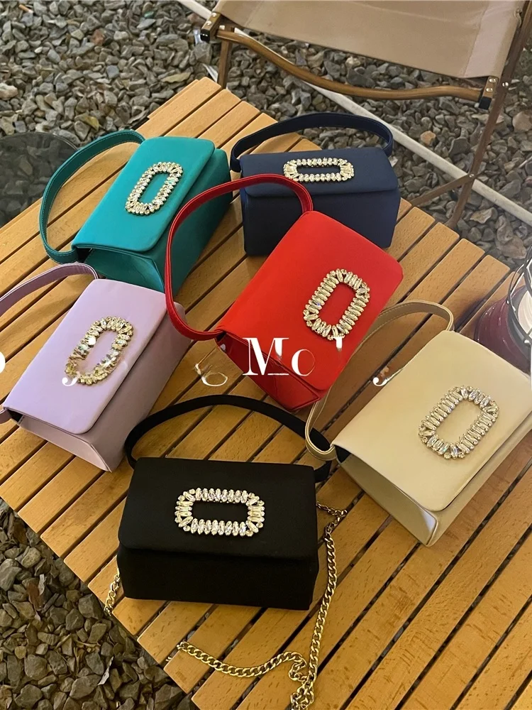 

Элегантная атласная вечерняя сумка с бриллиантовой отделкой, женская сумка через плечо с цепочкой, маленькая квадратная сумка в британском стиле для повседневного использования