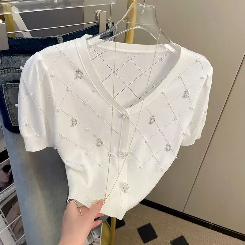 Cárdigan de punto ajustado con cuentas Vintage para mujer, camisa de punto blanca con cuello en V y botones de perlas, Tops finos de manga corta, abrigo de diseño de alta gama