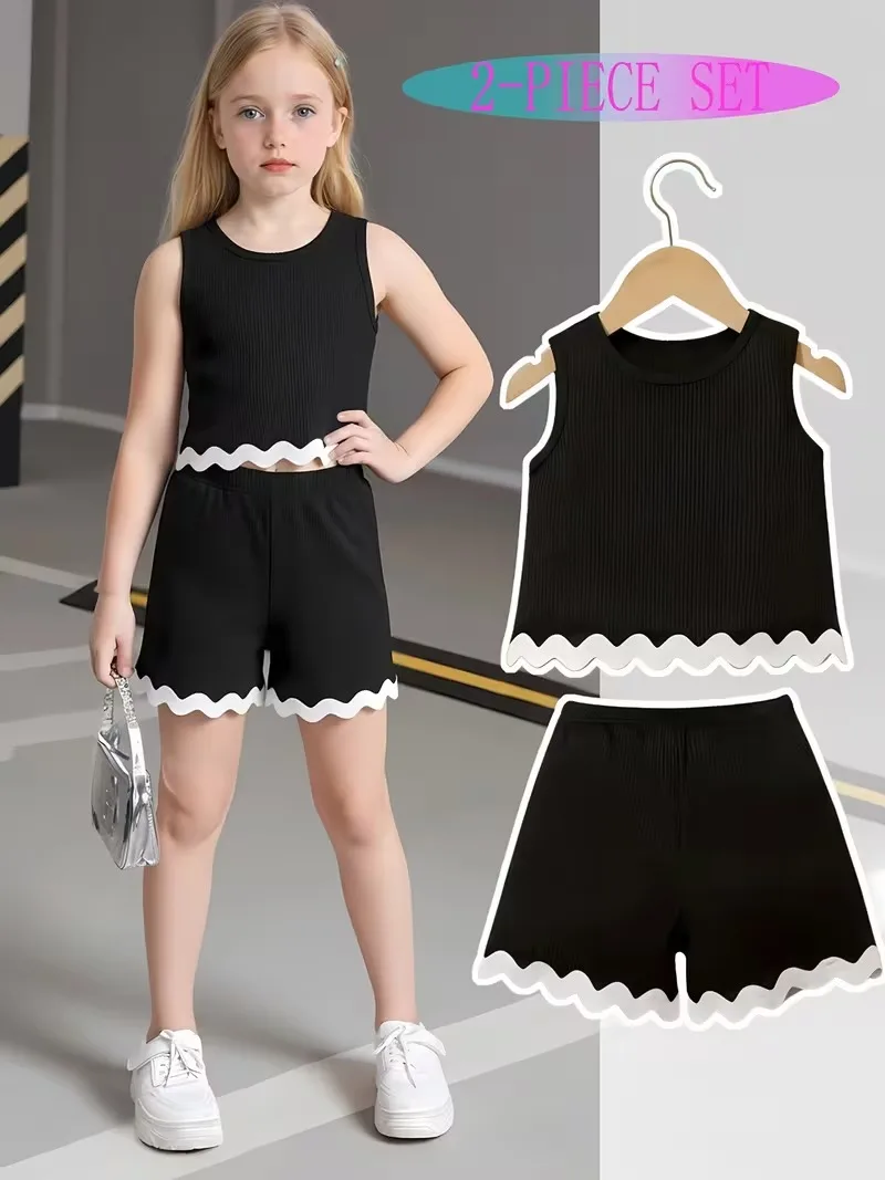 2-teiliges Mädchen-Outfit, schwarzes, geripptes, ärmelloses Crop-Top und Shorts-Set mit kontrastierendem Wellenbesatz