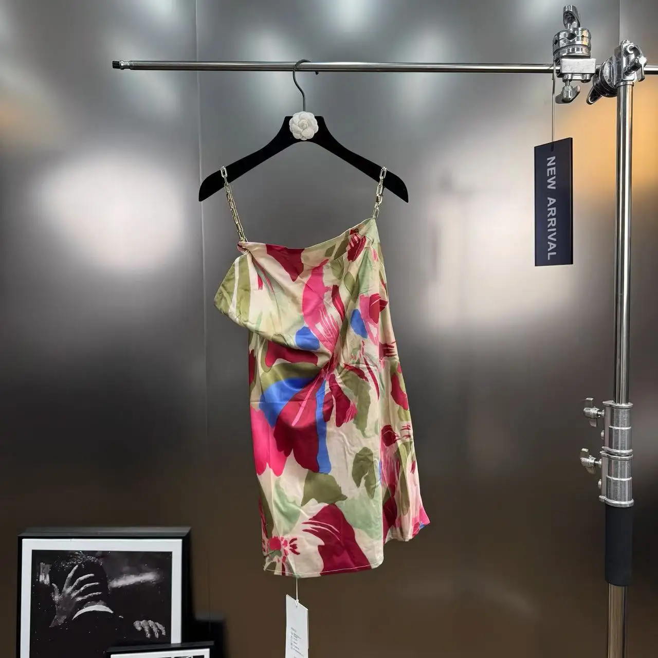 

2025 Autumn New French Retro Temperament Printed Chain Decor Slim Fitted Camisole Dress