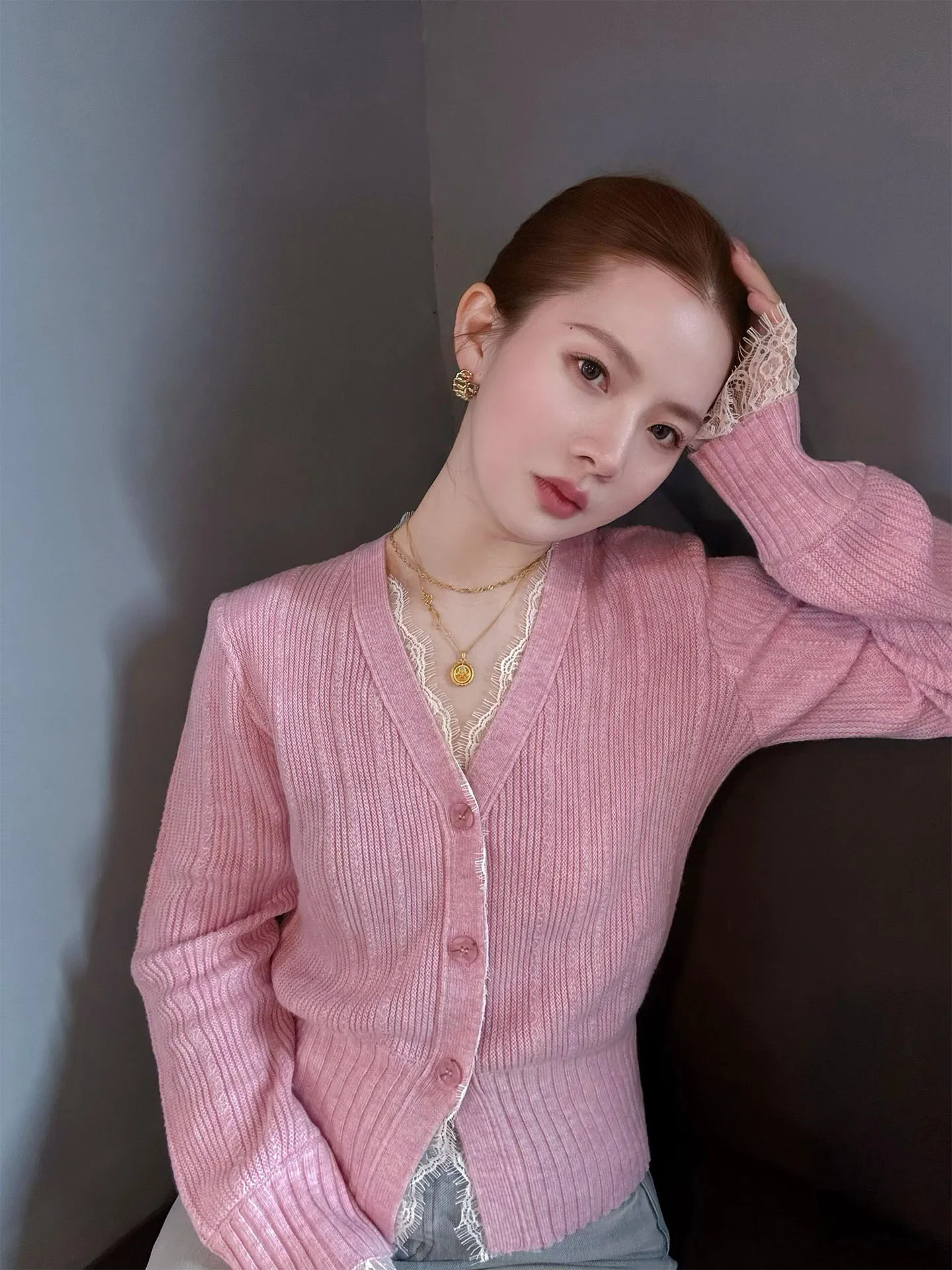 

Новинка! Женский приталенный вязаный свитер с кружевными вставками и V-образным вырезом, короткий рукав, для повседневной носки, весна.