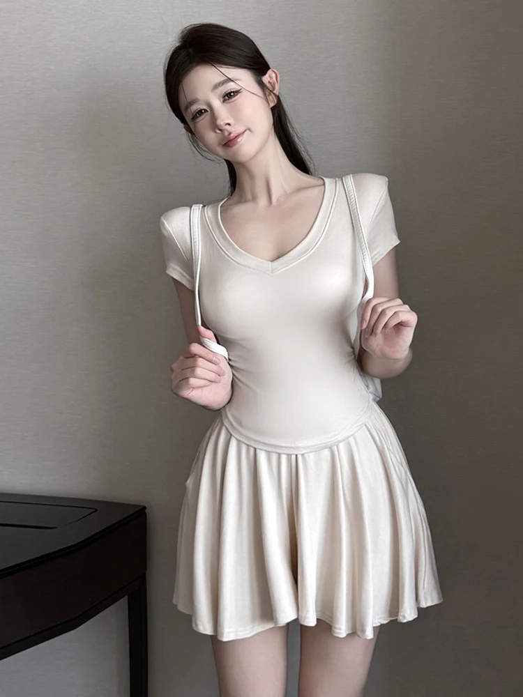 Conjunto de Dos Piezas: Elegante Camiseta de Punto con Cuello en V, Sexy y Versátil, de Manga Corta, y Falda Tipo Paraguas de Media Longitud con Corte en A