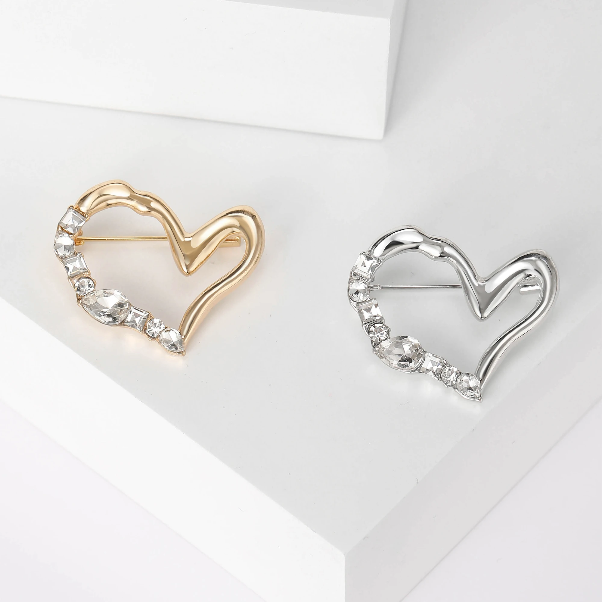 Valentine\'s Day Romantic Rhinestone Heart Brooch for Women Unisex Pearl Love Pins Banquet Party Backpack Gifts Jewelry Accessory
