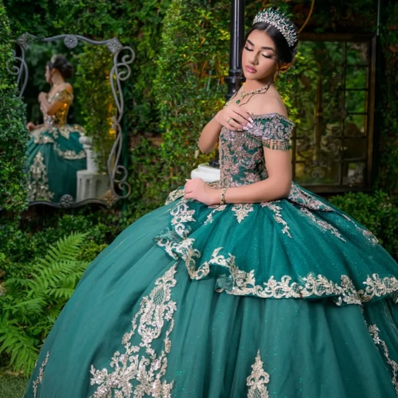 

Темно-зеленое платье Quinceanera с золотыми блестками и наклейкой, длинный хвост, бусы с открытыми плечами и бантом, Vestidos De 15, Quinceanera ﻿ Настроить