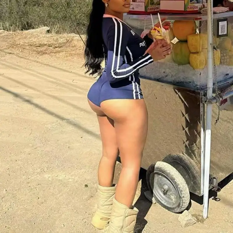 2025 Set di abbigliamento sportivo estivo, t-shirt aderente con scollo a V e pantaloncini set in due pezzi, stampa di lettere personalizzate, top da donna, pantaloncini