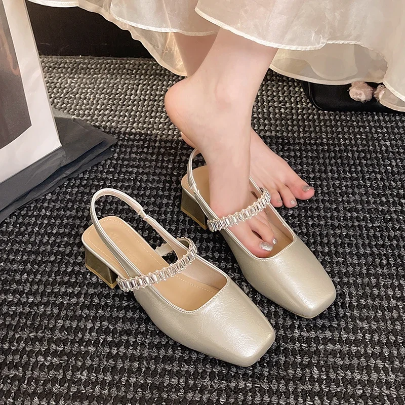 صنادل صيفية غير رسمية بكعب عالٍ لعام 2025 بمقدمة مربعة وتصميم أنيق من الكريستال، أحذية نسائية مريحة بكعب سميك