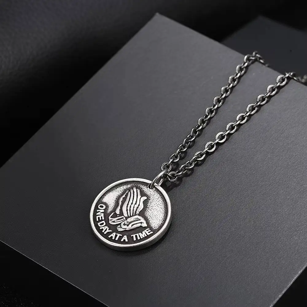 Vintage Trendy Bible Verse Praying Pendant Necklace Fashion Unisex Unique Hands Round Jesus Pendant Jewelry In Stainless Steel