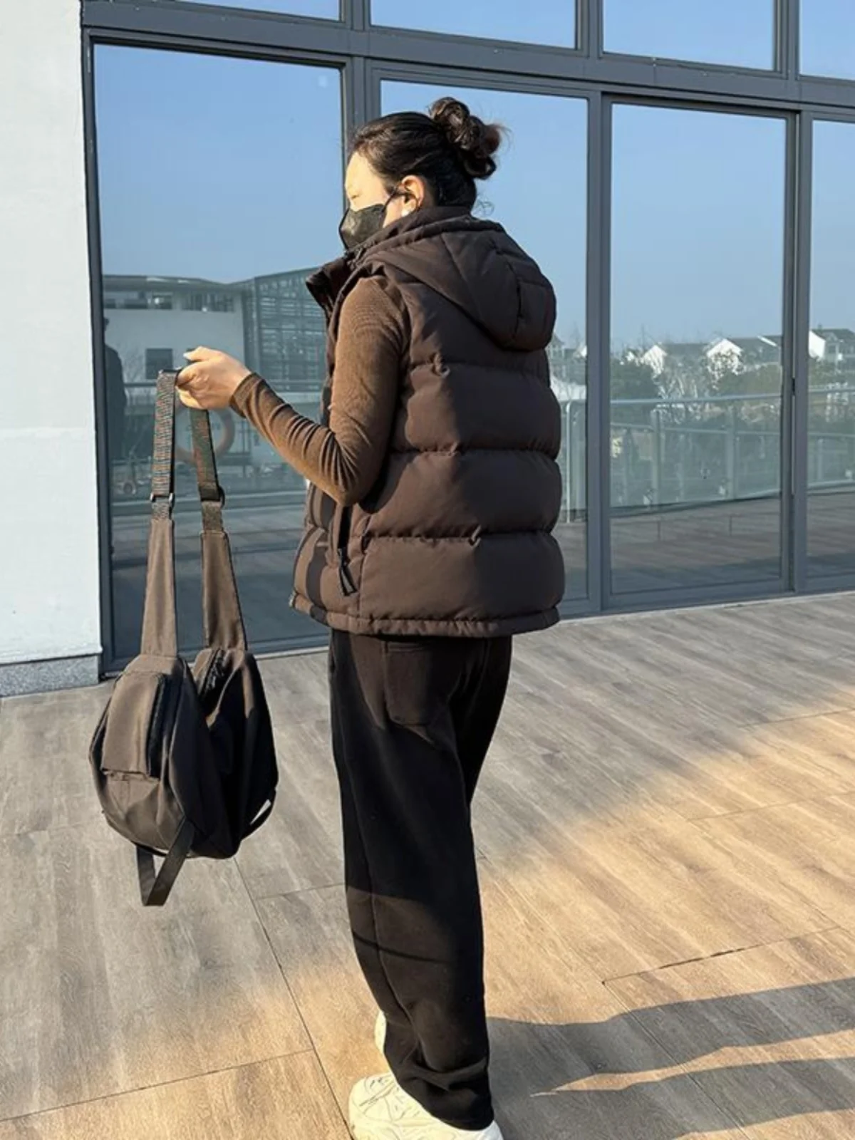 

Женский пуховый жилет или утепленная осенне-зимняя новинка: стильная модная верхняя одежда с капюшоном, теплая, из полиэфирного волокна, на молнии...