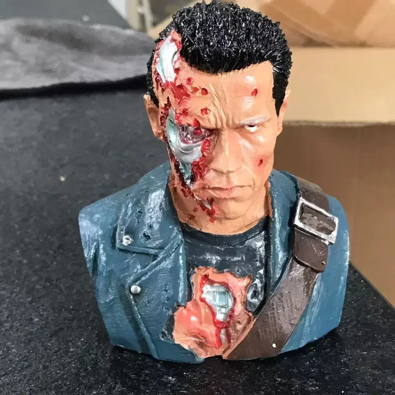 

12cm Home Office Desk Decoration Gift Terminator Collection Model War Injury Arnold Schwarzenegger T800 Half Body Resin Statue