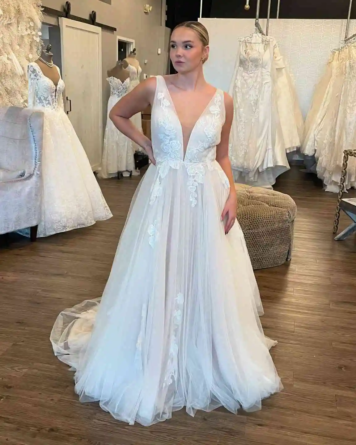 夏 A ラインのウェディングドレスディープ V ネックレースアップリケブライダルドレスカスタマイズされたビーチ背中の開いた花嫁ドレス