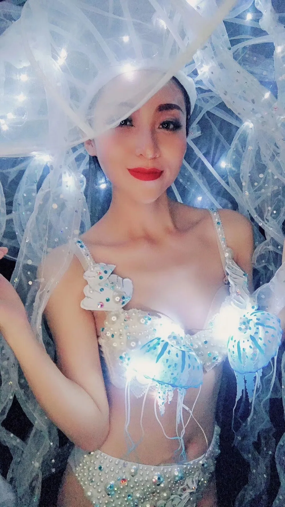 Sexy White  LED Crystals Bra Hat Nightclub Bar Stage Outfits Model Catwalk DJ Performance Dance Wear Pearls Bikini Women Costume