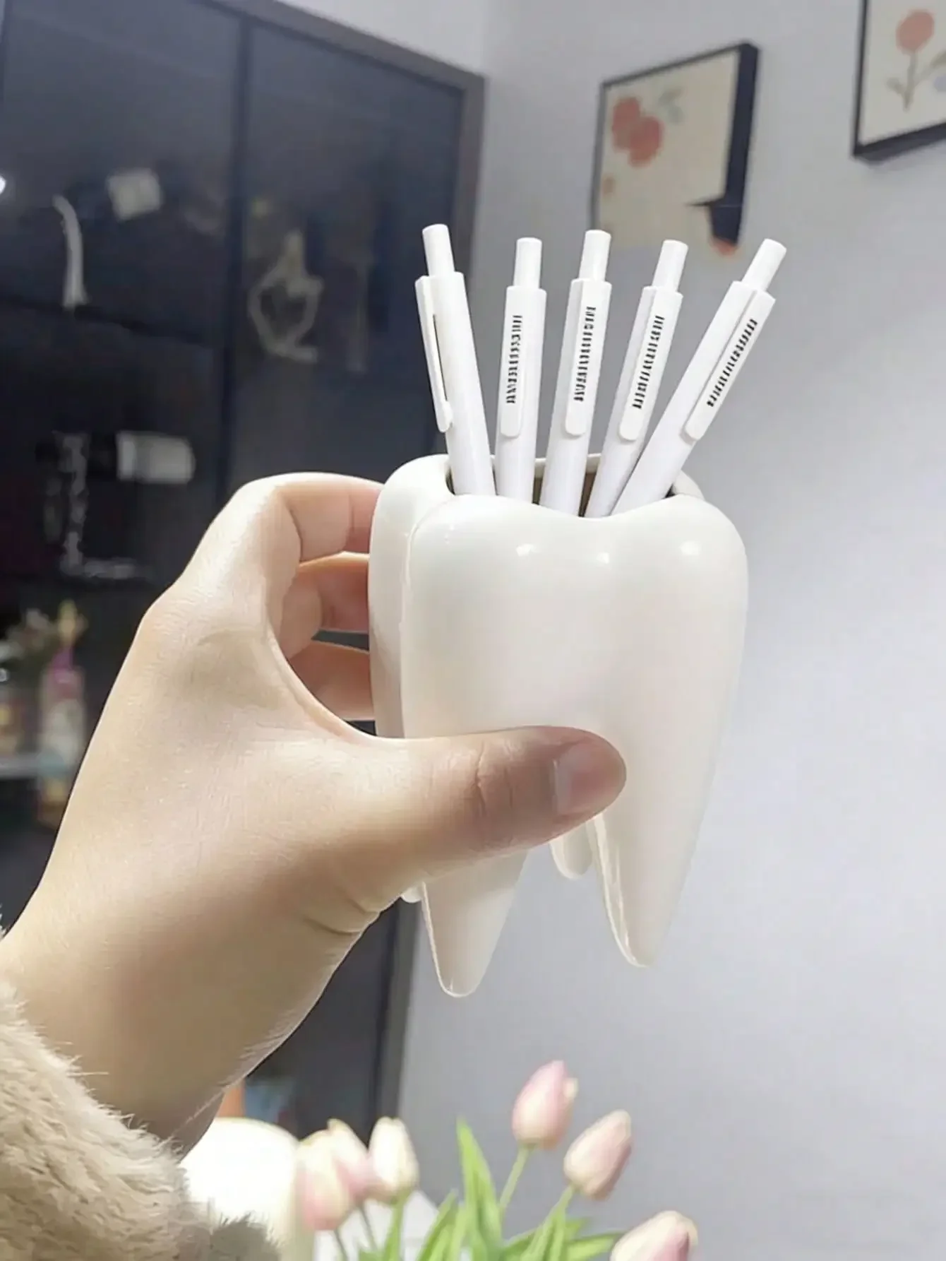 

1pc Creative Tooth Shaped Pen Holder, Unique White Tooth Design, Suitable For Dental/Dentist Small Gifts, Home Office Desktop Organizer And Makeup Brush Holder, Also Can Be Used For Bathroom Toothbrush Storage Office Desk Accessories Desk Accessories Offi