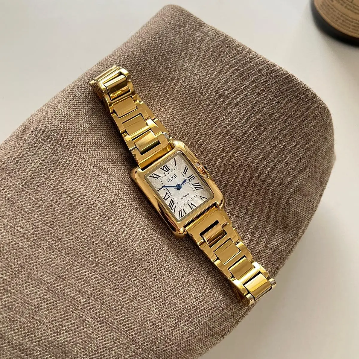 Elegant Women'S WatchSimple And Stylish Steel Band Design HighEnd And Understated Luxury Square Shape Perfect As A Student Gift.