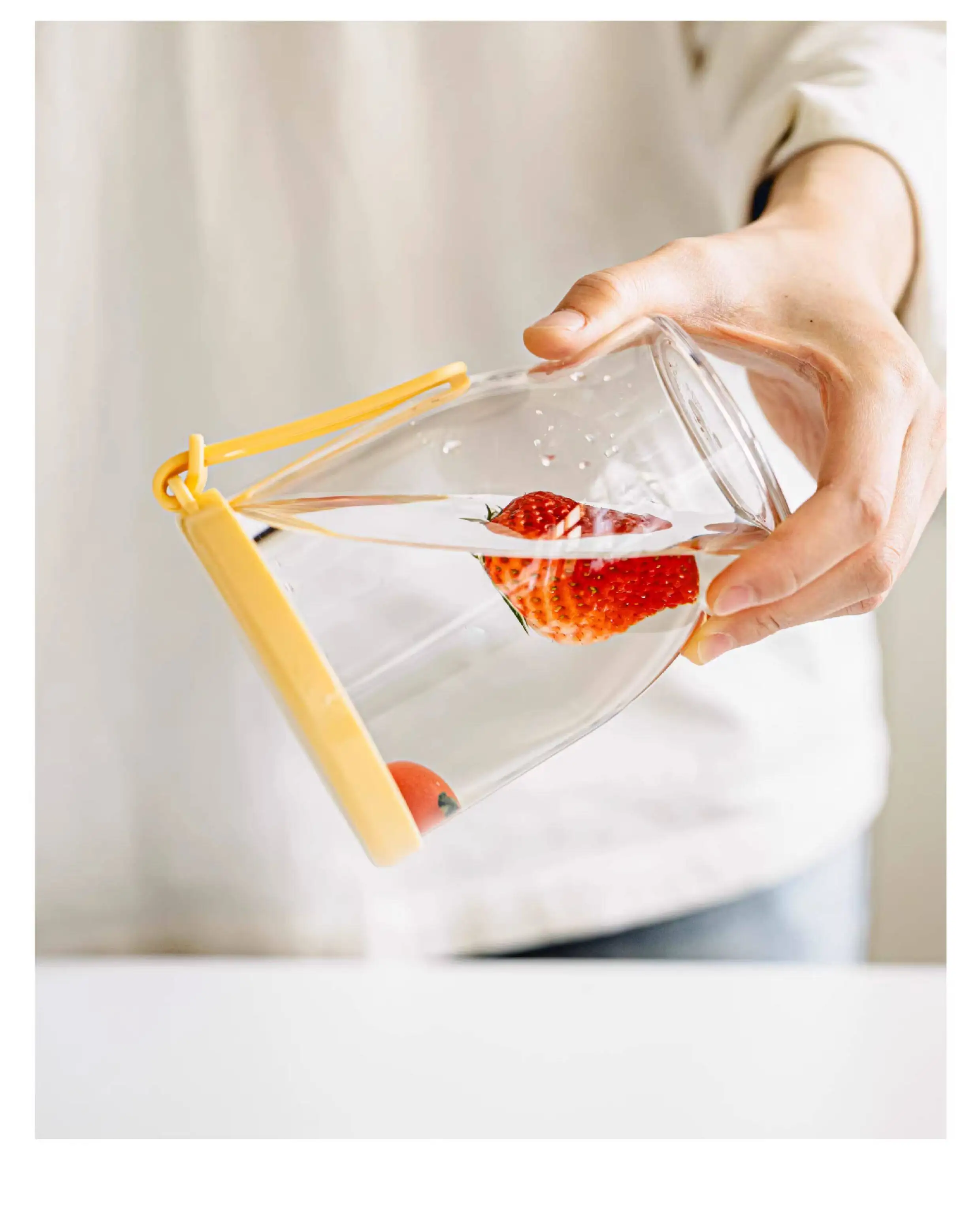 PYH Portable Double-layer Fruit Cup Drain Salad Outside for Household Workers Sealed Leak-proof with Fork