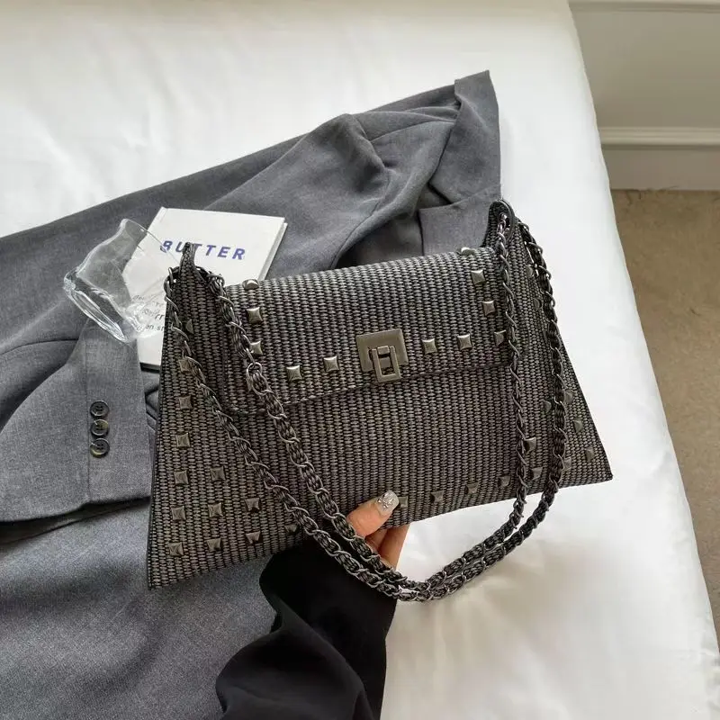 

2026, весенне-осенняя простая стильная сумка через плечо с заклепками, шикарная и повседневная универсальная и удобная женская сумка через плечо