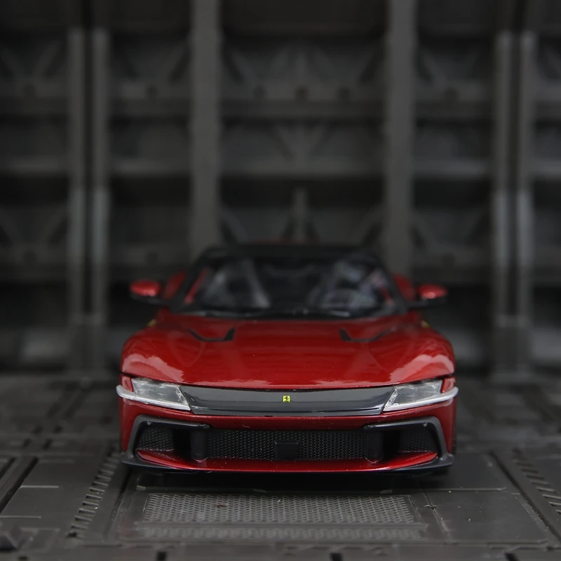 

Модель суперкара из сплава Bburago 1:24 с имитацией автомобиля Ferrari 12 Цилиндри с открывающимися дверями, капотом и багатыми деталями багажника