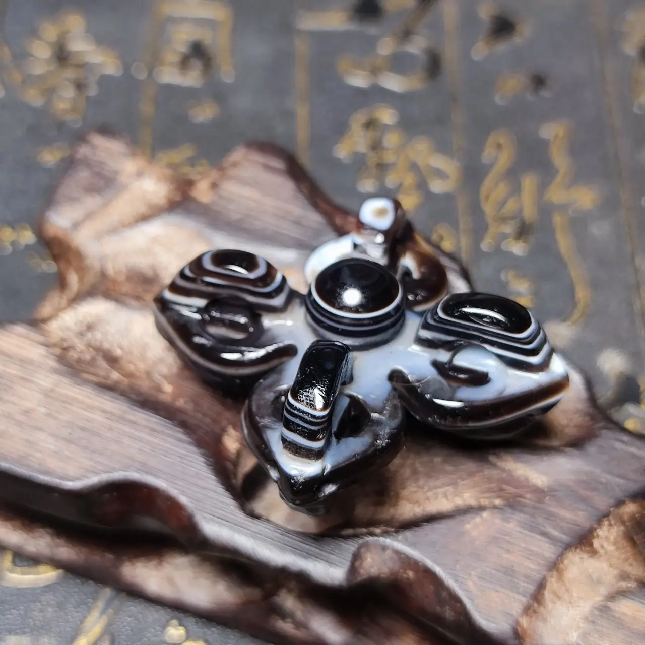 Tibetan Feng Shui Hollow Carving Diamond Bell-shaped Natural Color Agate Sky Eye Dzi Beads Men&Women Amulet Beads Free Shipping