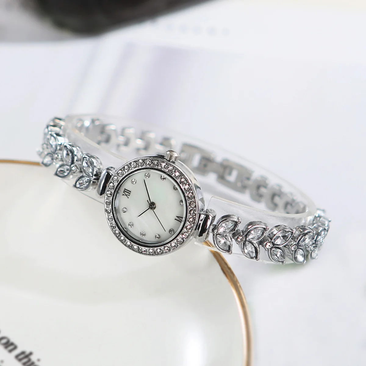 

1pcs /set mermaid women's watch light luxury niche women's watch high-end feel bracelet watch women