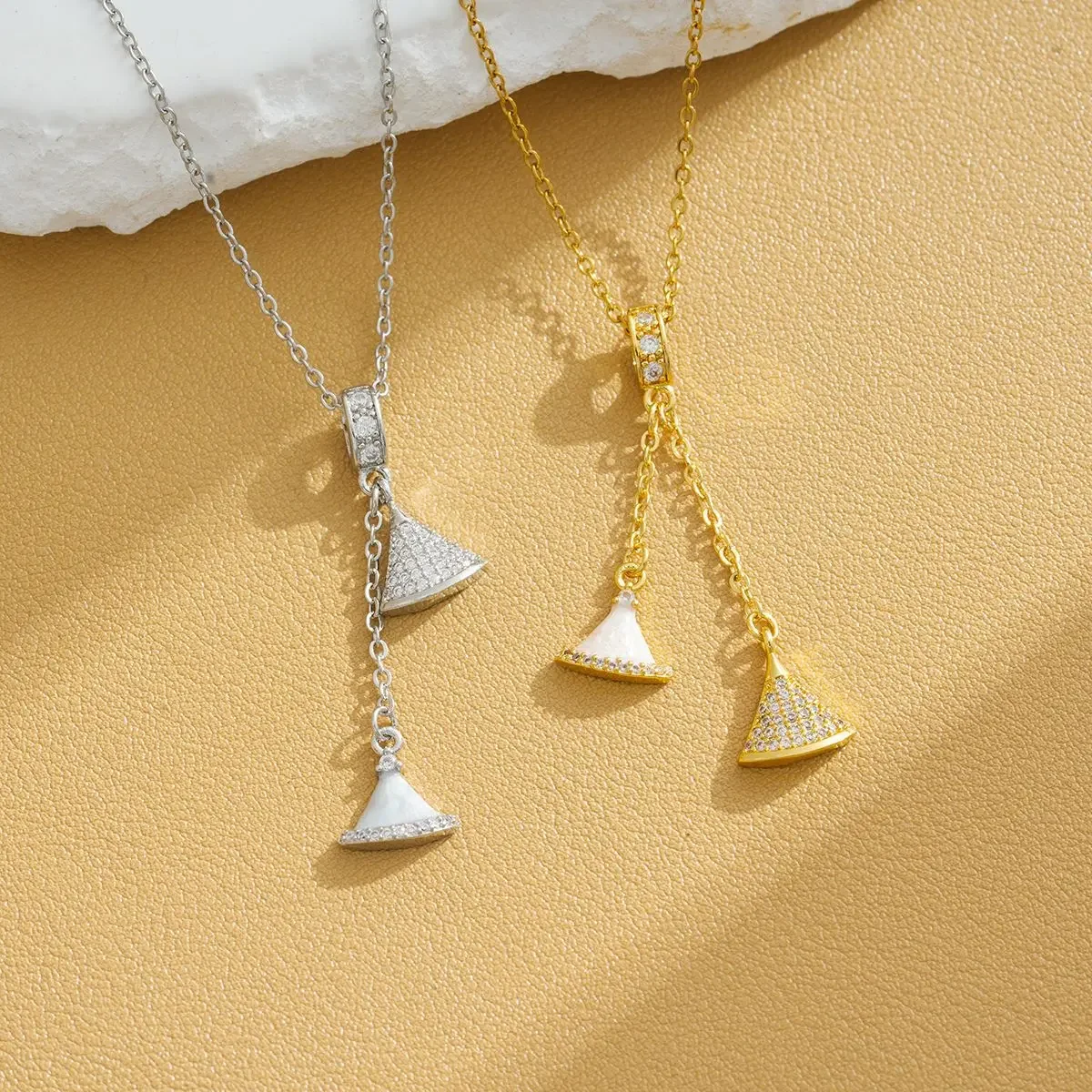 

The fan-shaped shell necklace featuring a pure gold electroplated collarbone chain is a versatile high-end necklace for women.