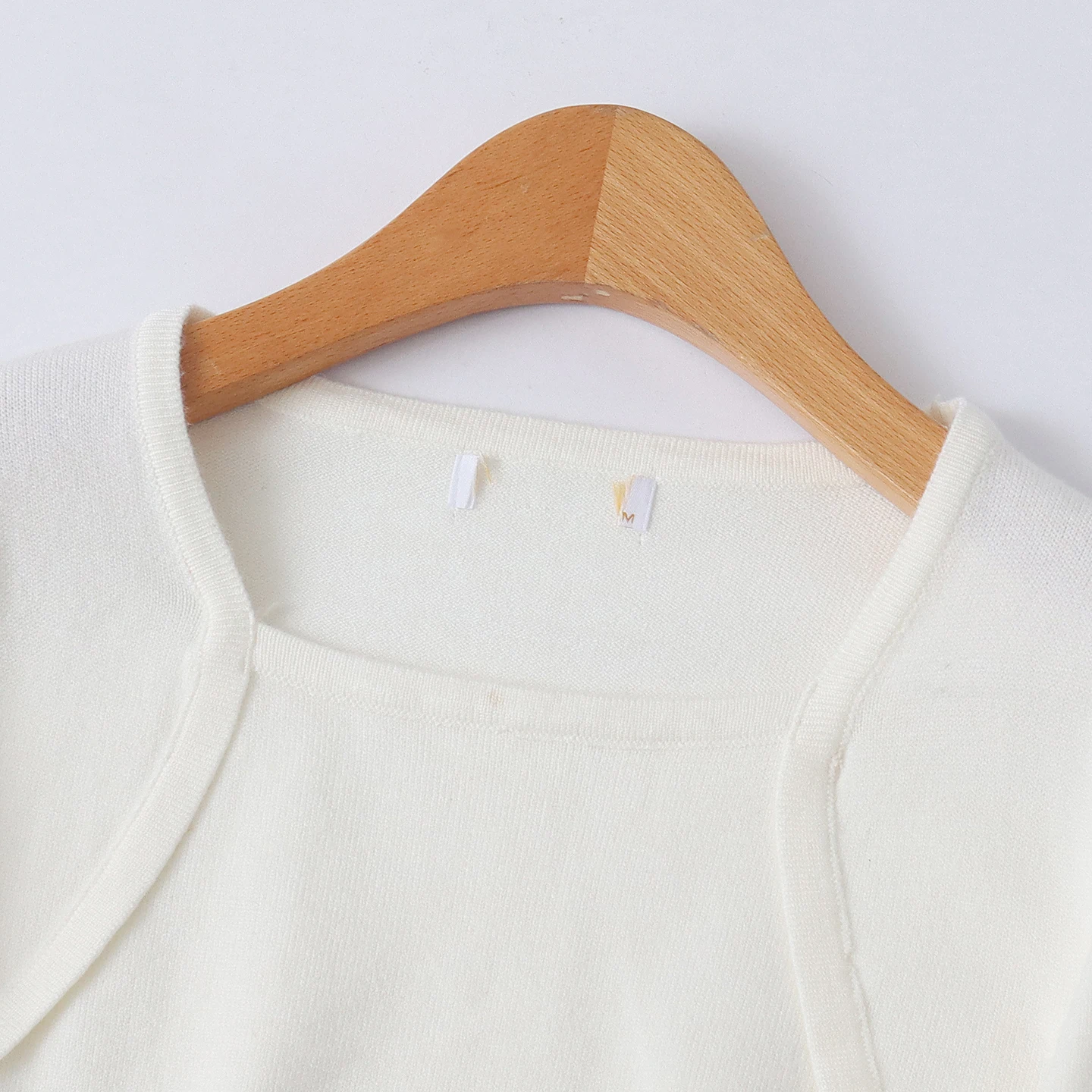 سترة محبوكة بأكمام طويلة ضيقة بلون واحد مع قميص أساسي للنساء بتصميم قصير أنيق جديد لموسم الخريف