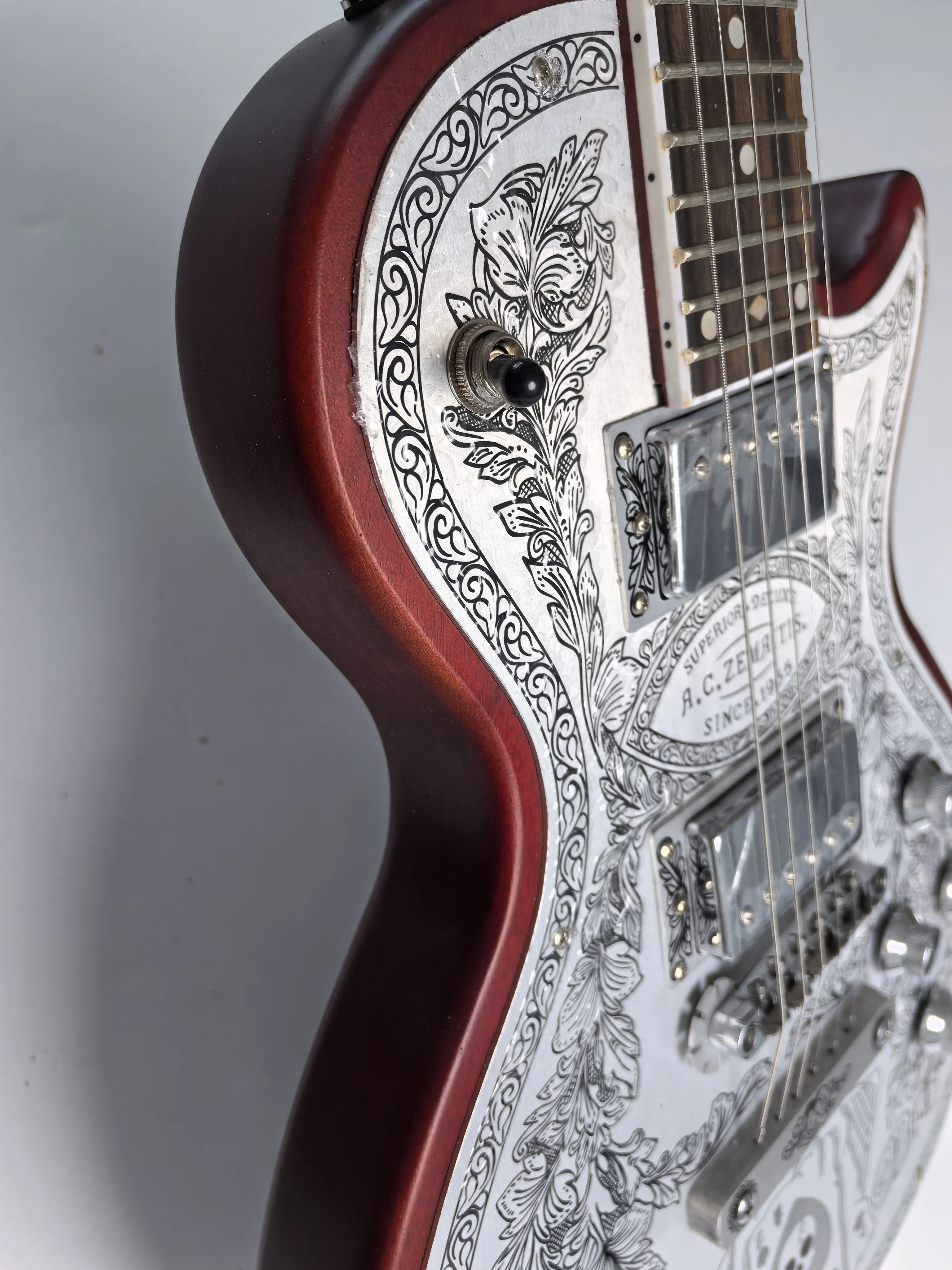 Stock, can be customized silver aluminum plate 6-string electric guitar, engraving process, mahogany body.